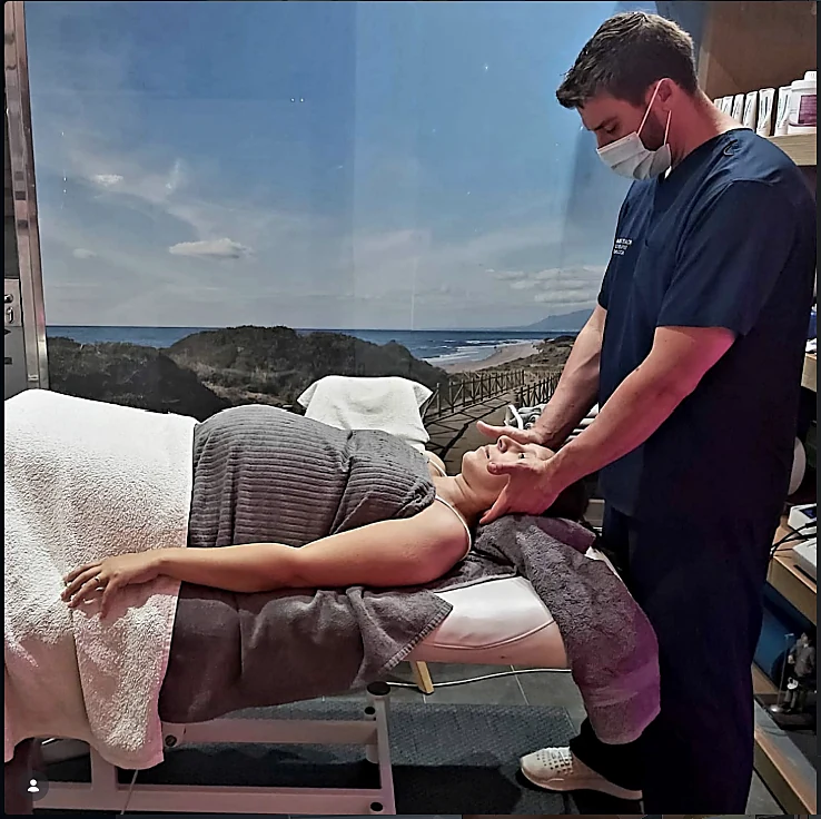 Fernando trabajando con las manos