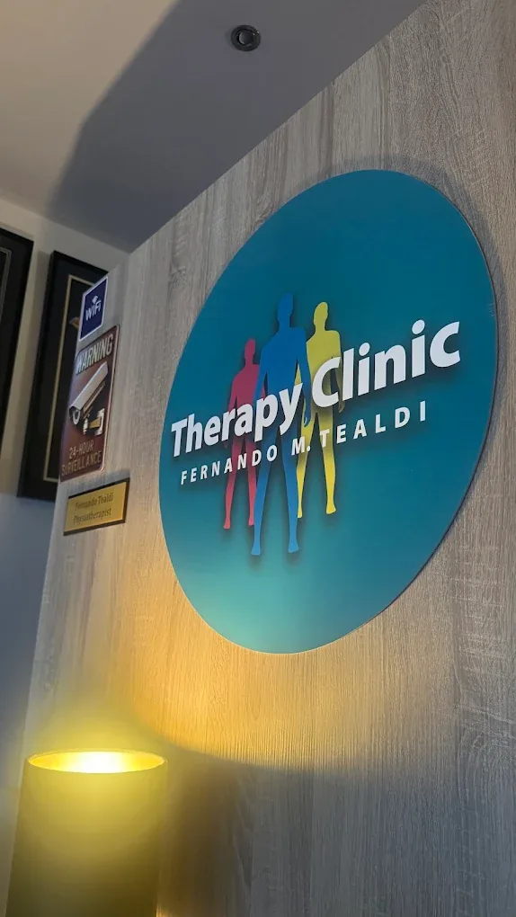 Logo iluminado de Therapy Clinic